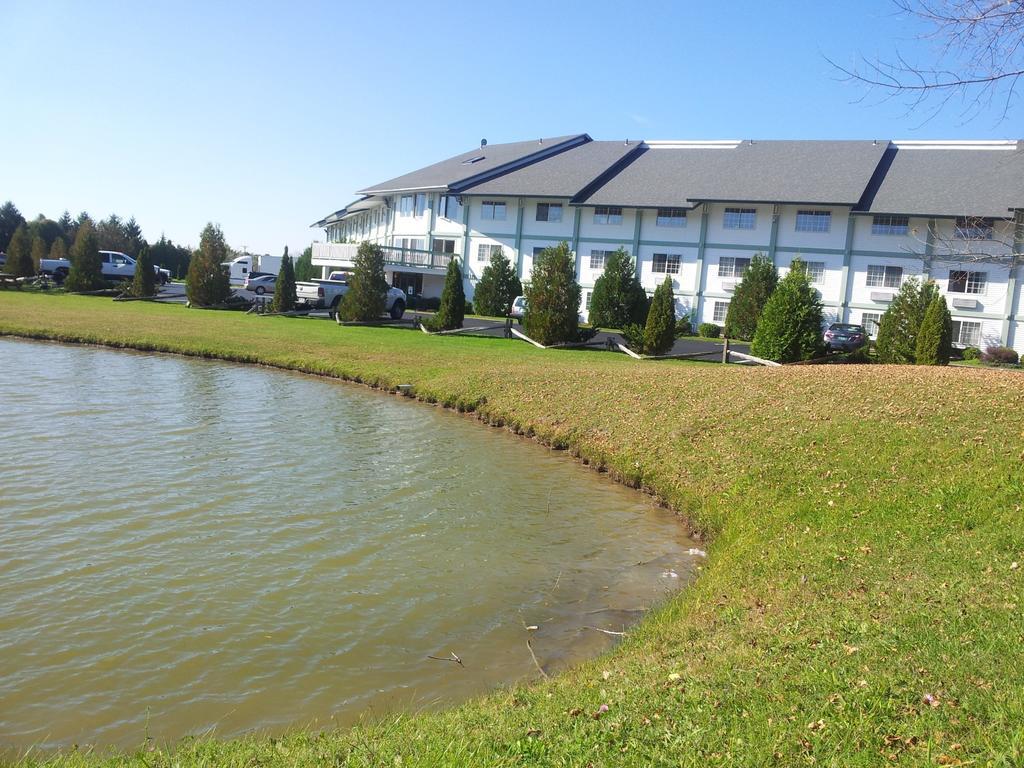 Days Inn By Wyndham Shelburne/Burlington מראה חיצוני תמונה
