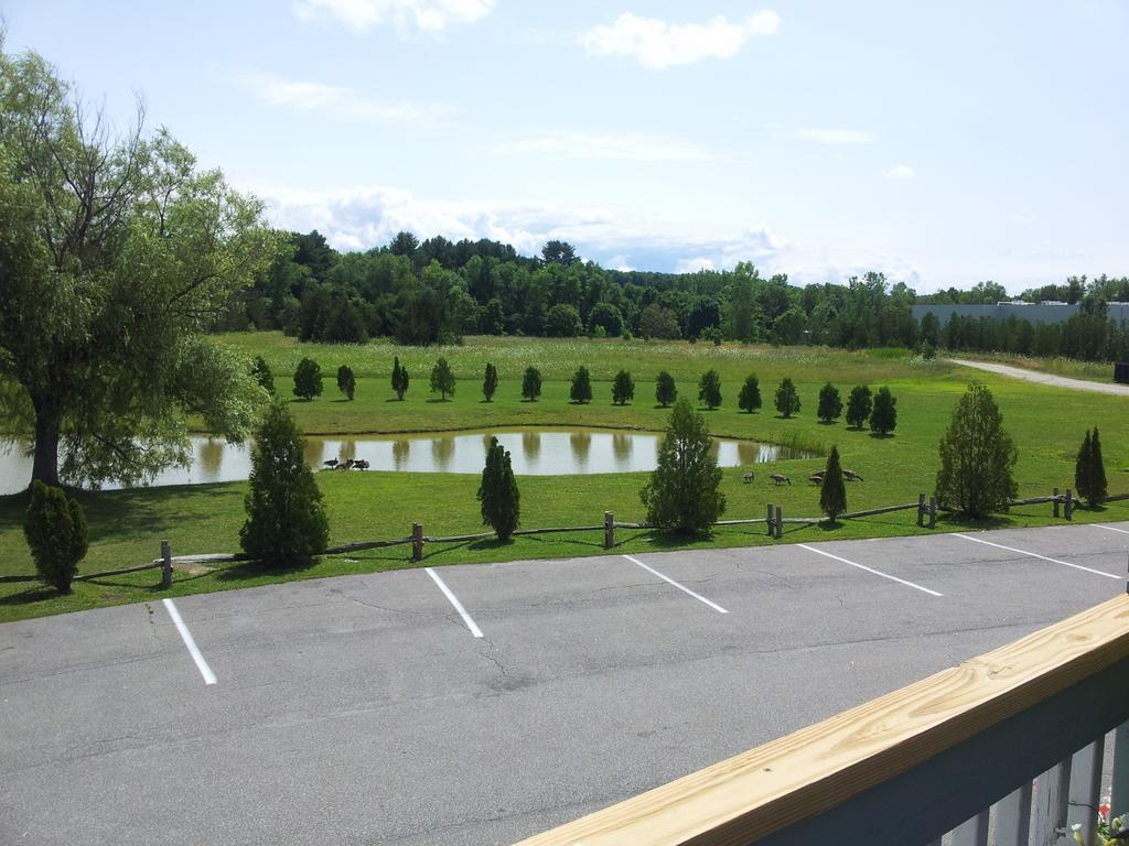 Days Inn By Wyndham Shelburne/Burlington מראה חיצוני תמונה