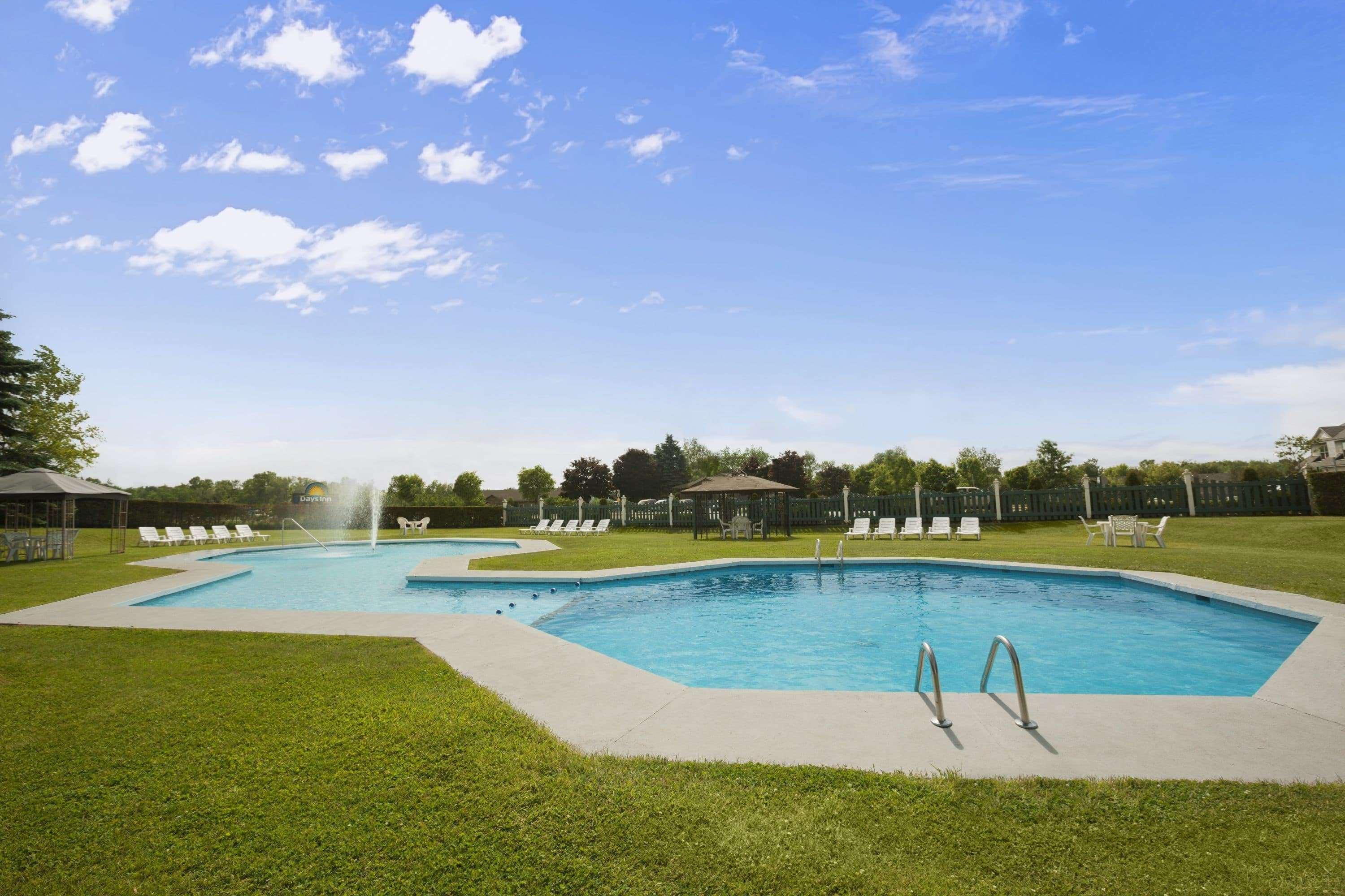 Days Inn By Wyndham Shelburne/Burlington מראה חיצוני תמונה